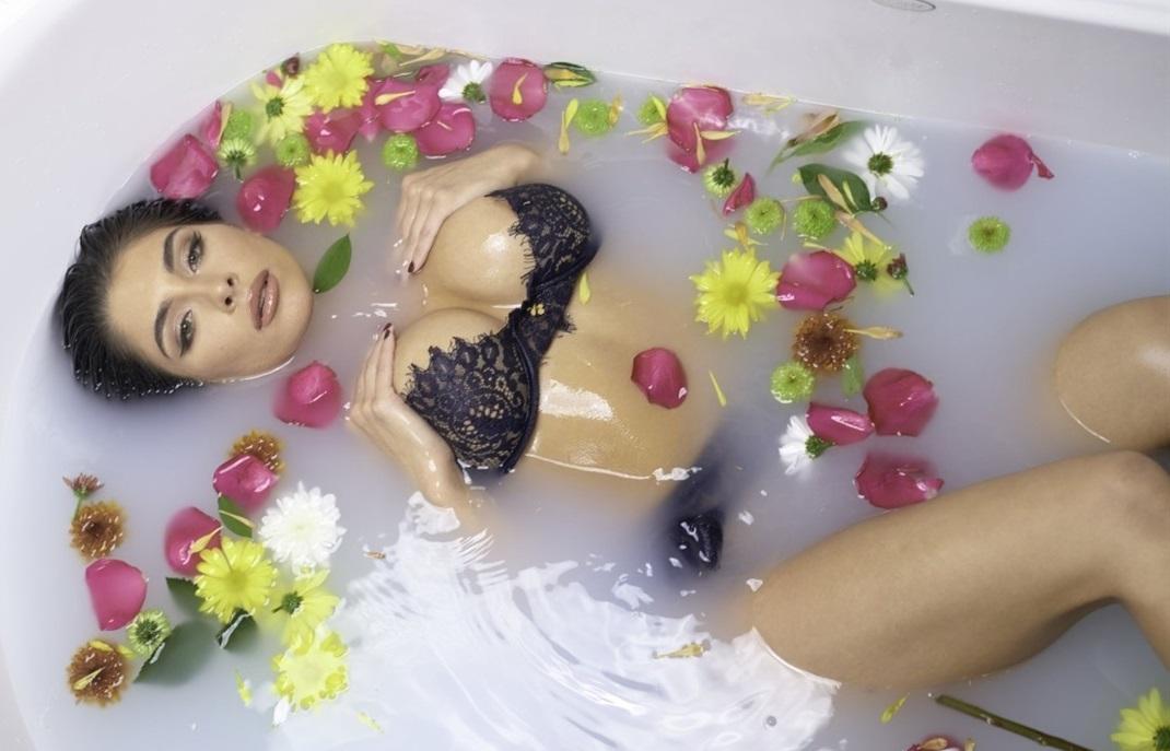 Tru Kait - Tru Kait's Steamy Lingerie Shower 1080p