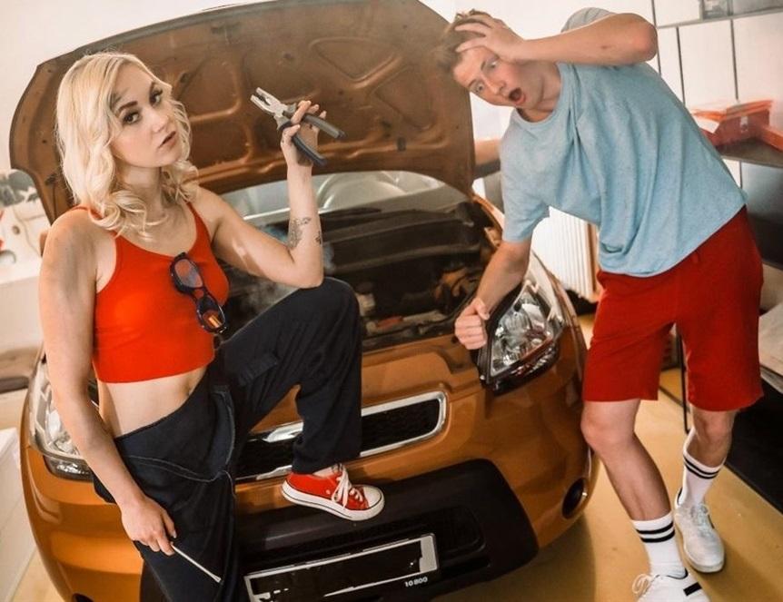 Marilyn Sugar - Sexy young mechanic needs her pussy sucked 1080p