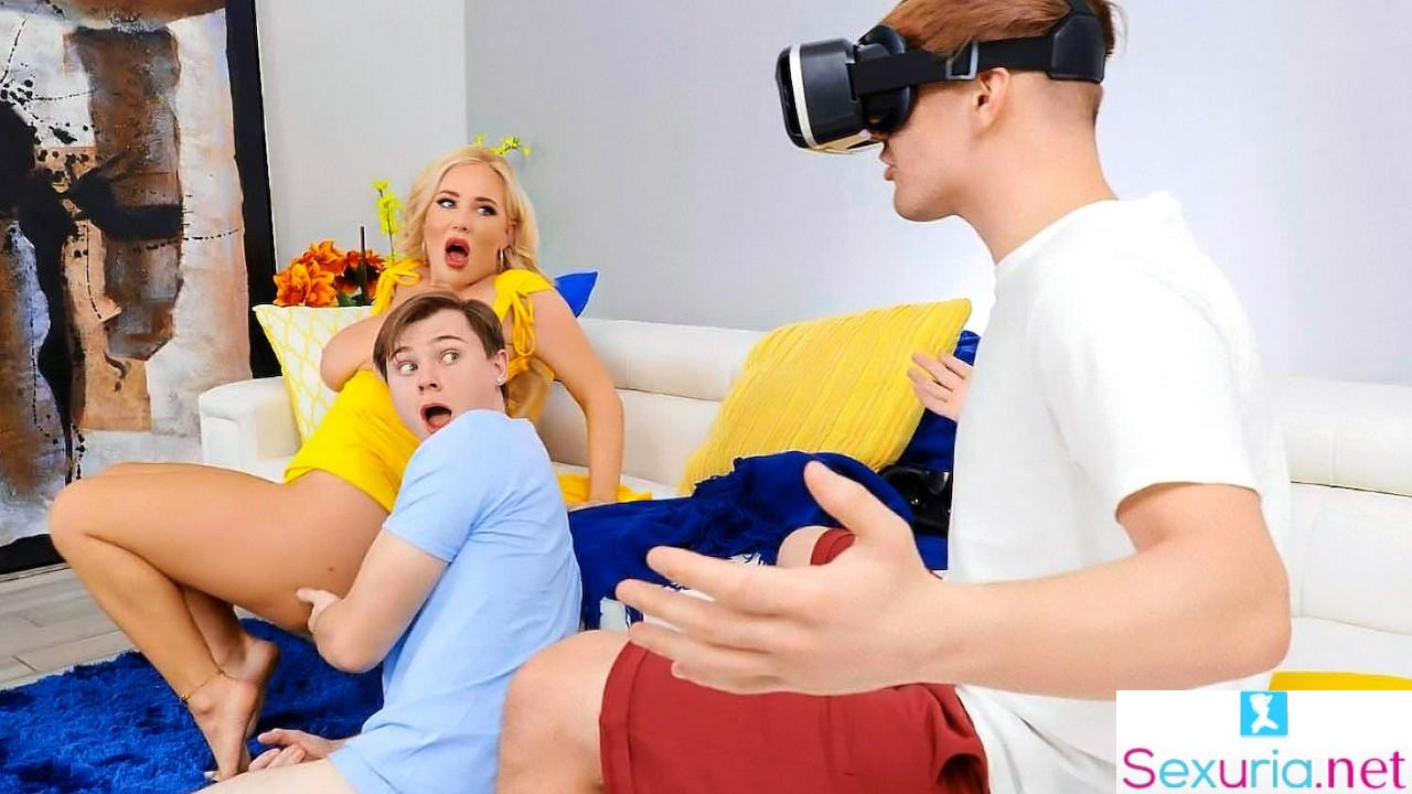 Brazzers Exxtra - Savannah Bond - Pumped For VR!!! 1080p