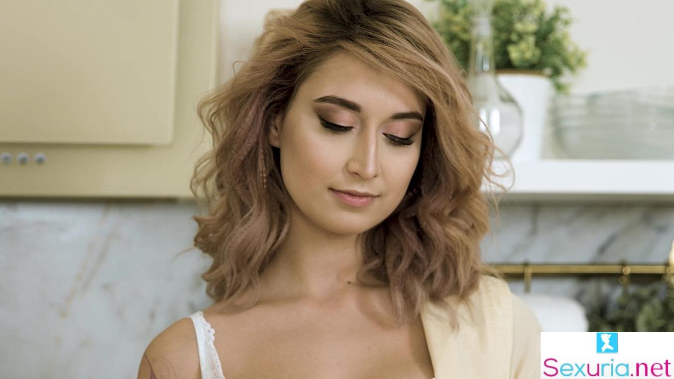 Porn World - Iris Kiss - Erotic Massage Leads To Iris Kiss Having Her Tight Snatch and Ass Slammed 720p