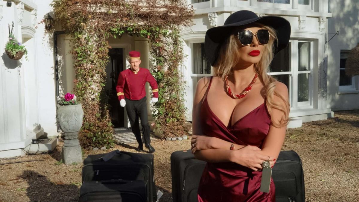 Amber Jayne - Banging The Bellhop