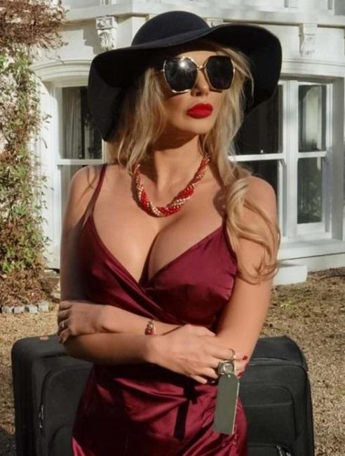 Amber Jayne - Banging The Bellhop