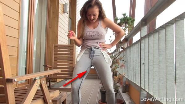 Bella - On the verge of pissing - Revenge on my roommate (1080p)