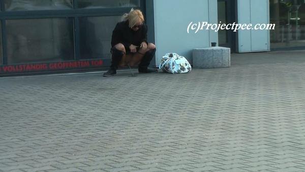 Shameless quickly peed right in a public place (720p)