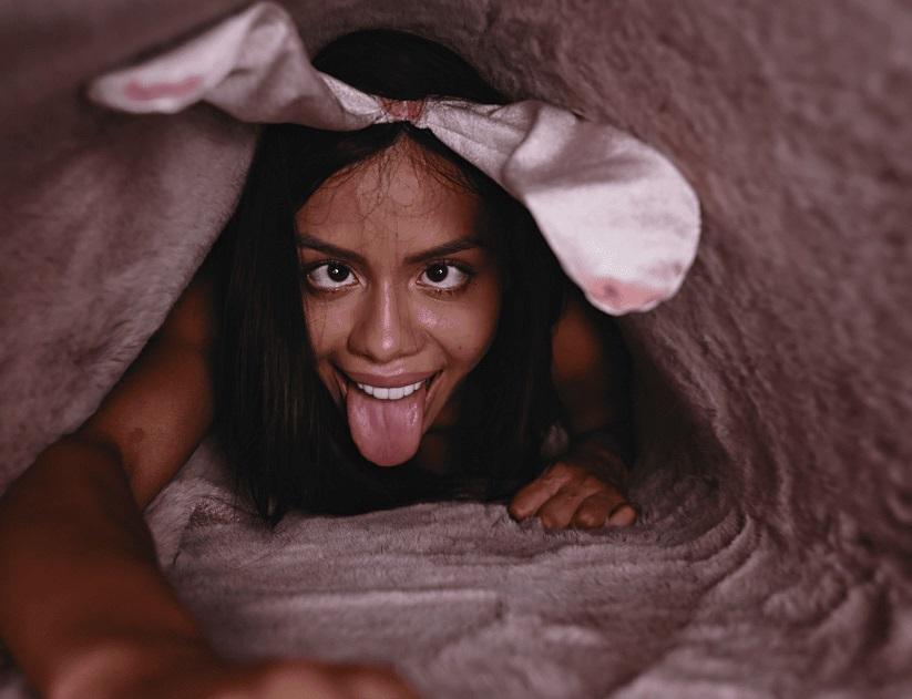 Canela Skin - The Magical Carpet - 1080p