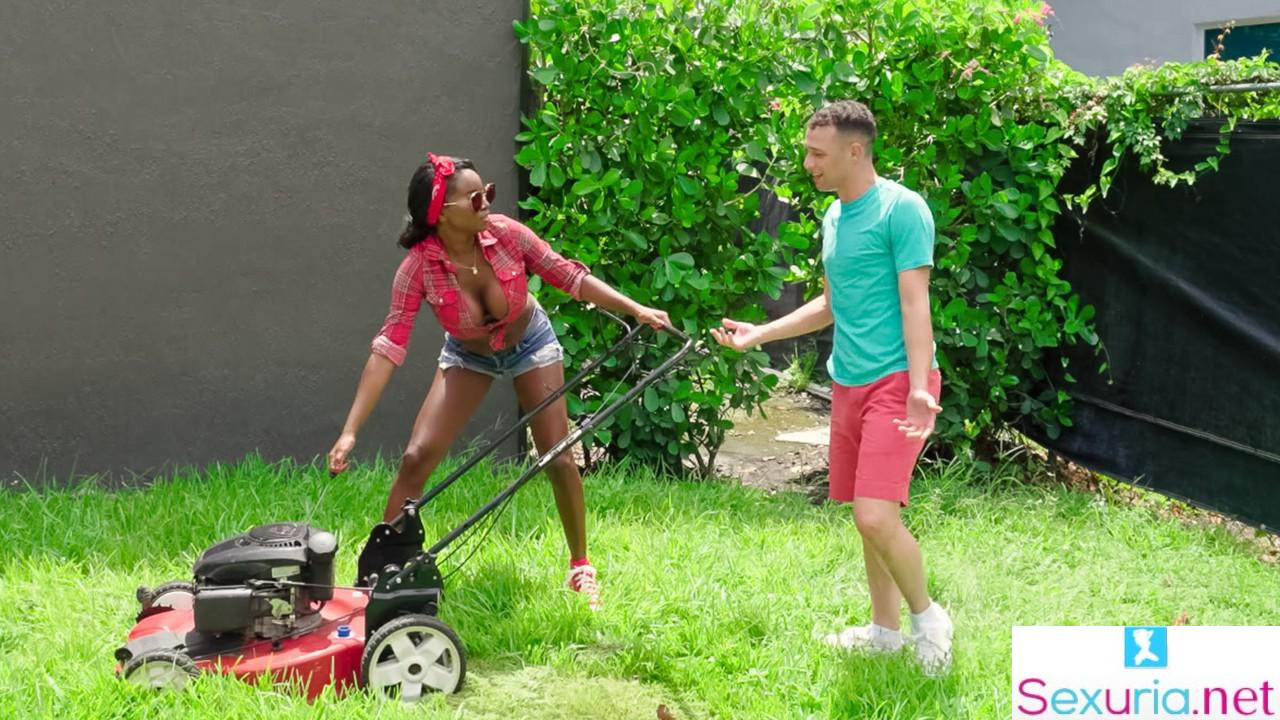 Milf Hunter - Naomi Foxxx - Helping Out My MILF Neighbor SD/1080p