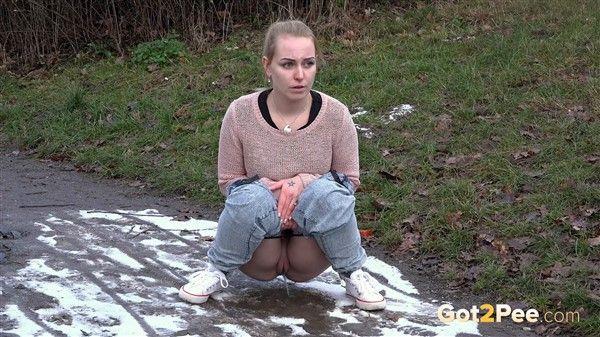 Pissing in the cold (1080p)