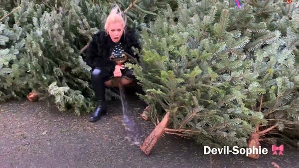 Devil Sophie - Sophie pissed on the Christmas tree while no one saw it! (1080p)