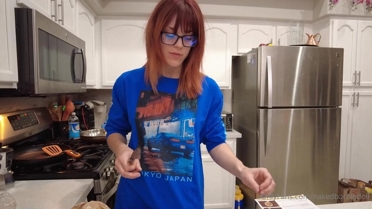 Molly Stewart, Nakedbarbiedoll - Cooking Without Pants With Molly Has Returned With The 3rd Episode - 1080p