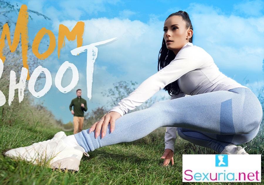 Lexi Dona - Pulling More Than Hamstrings FullHD 1080p