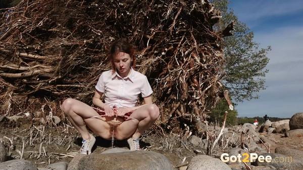 Pissing schoolgirl on the beach (1080p)