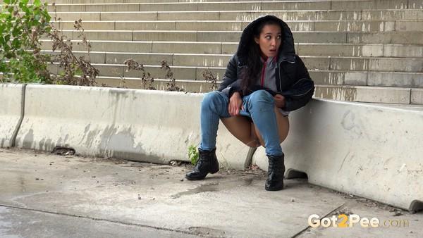 How good is Pissing in the rain (1080p)