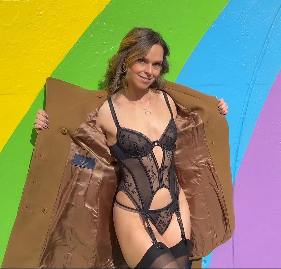 Serenity Cox - I Love Walking Around In Only Sexy Lingerie Outdoors FullHD 1080p