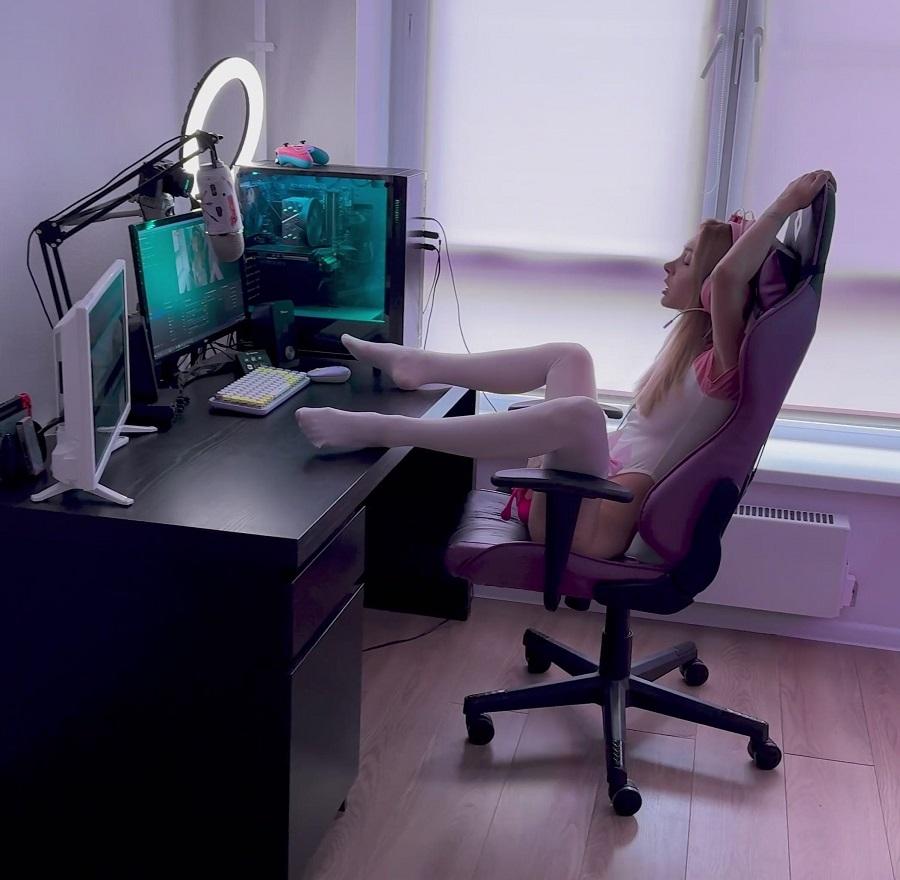 Loly Nebel - Stepsister Is Engaged In Webcam! Ill Tell Everyone About I UltraHD/4K 2160p