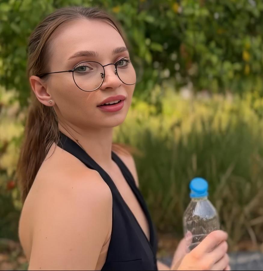 Maya Lis - Sweet Stranger in the Park Poured Water on Me and Then Filled Me with Her Juice FullHD 1080p