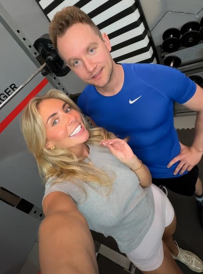 Bonnie Blue - The Stretch Master Show Extreme Stretching Session In Real Gym FullHD 1920p