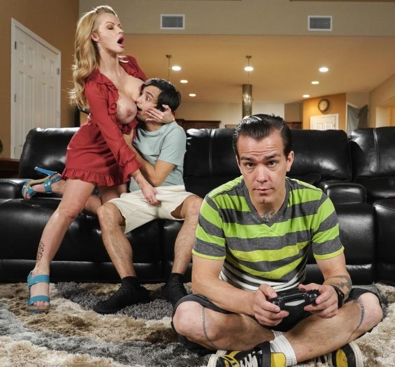 Ricky Spanish, Joslyn James - Mom's Got New Boobs SD/1080p