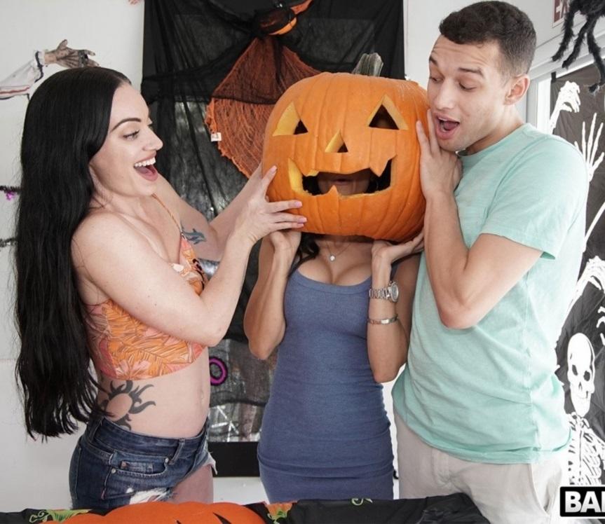 Tia Cyrus - Swalloween Treat SD/1080p