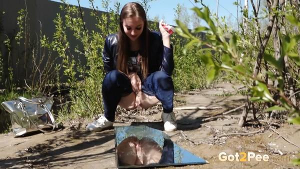 Her reflected stream in the mirror (1080p)