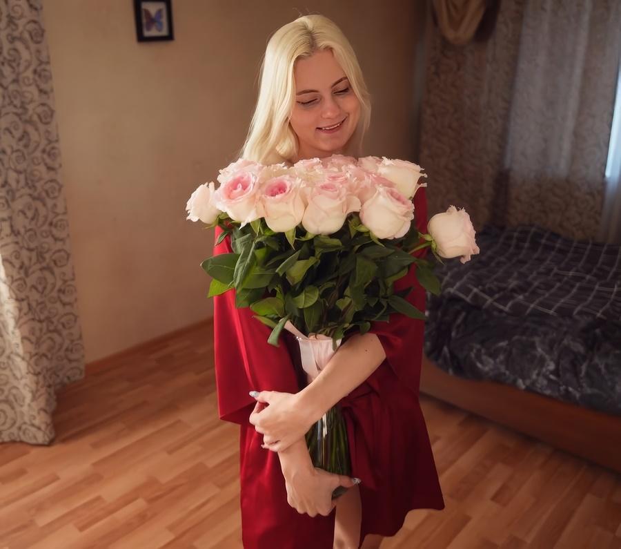 MiYukee - I Paid The Courier With My Pussy FullHD 1080p