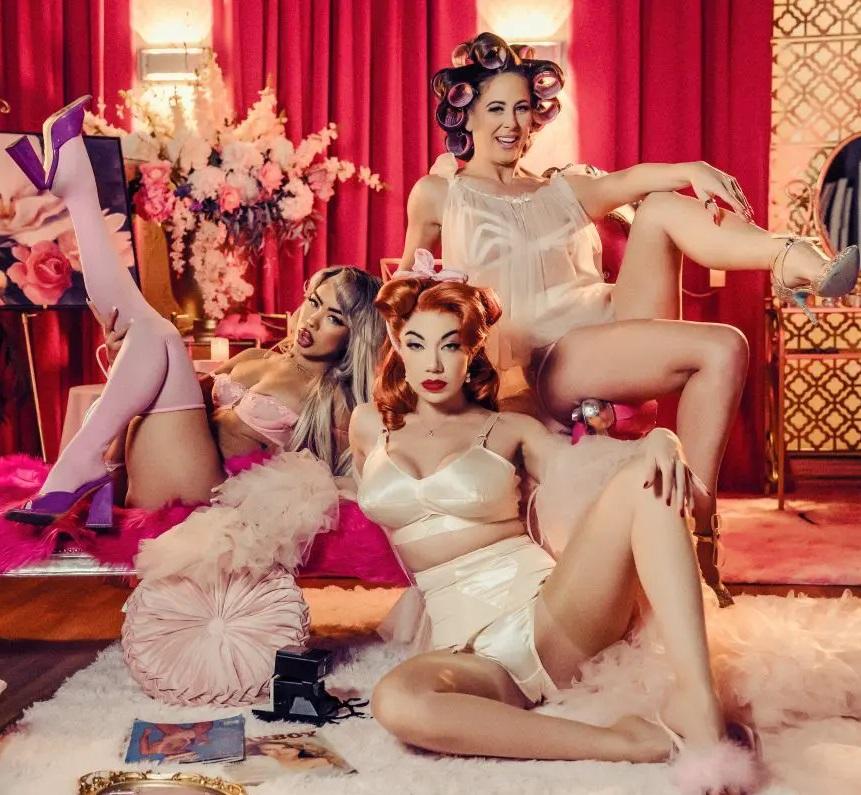 Cherie DeVille, Little Puck, Luna Luxe - Double Vag Pinup Orgy FullHD 1080p