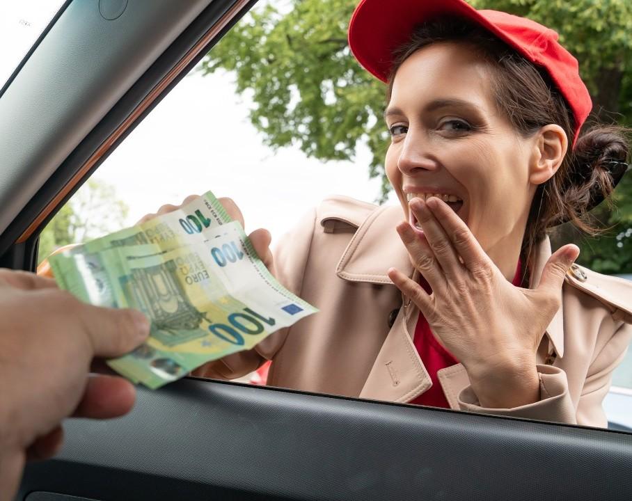 Mia Moone - Shy Waitress Needs More Than Tips FullHD 1080p/HD 720p