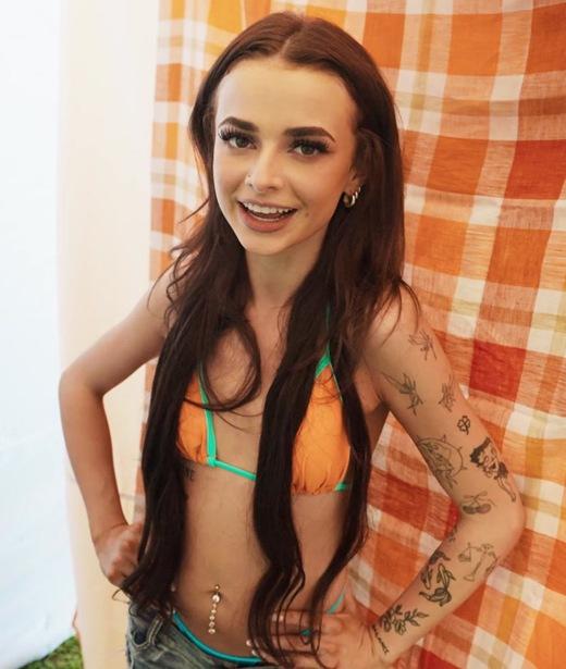 Nikki Nicole - The Big Orange Stand 4K 2160p/FullHD 1080p