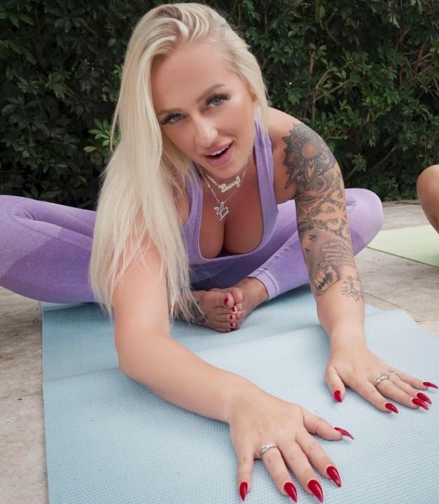 Elana Bunnz - Content Day Turns Into A Little Something More  FullHD 1080p/HD 720p