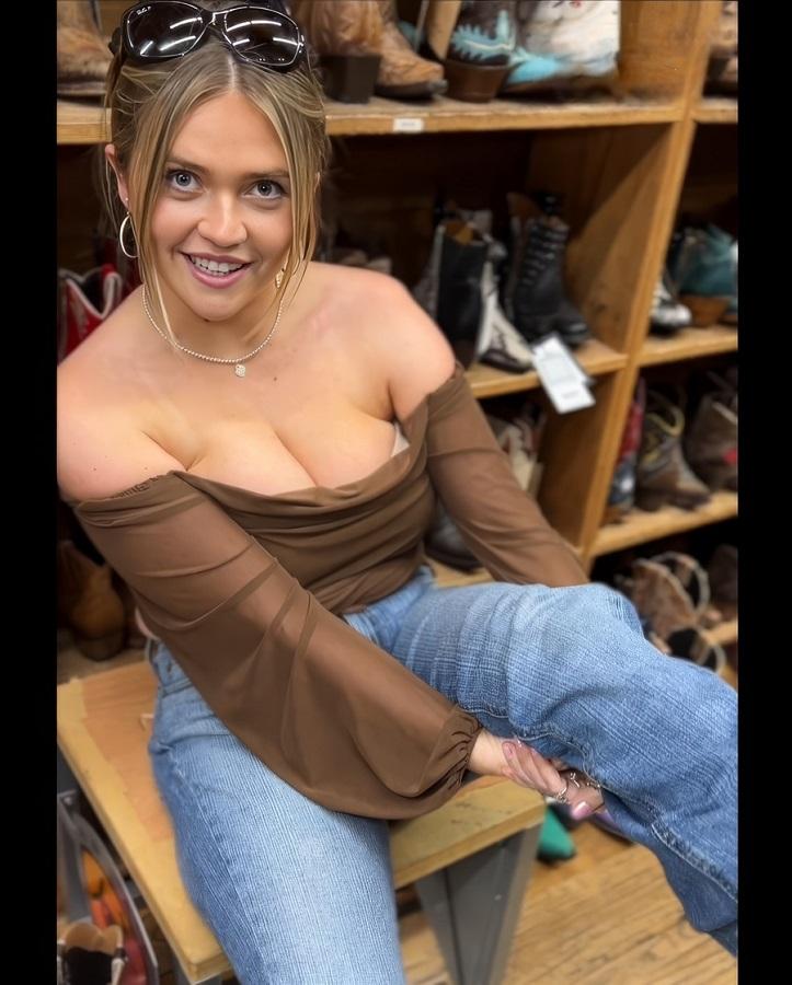 Angie Faith - Exploring Austin With Beautiful Blonde Angie FullHD 2160p