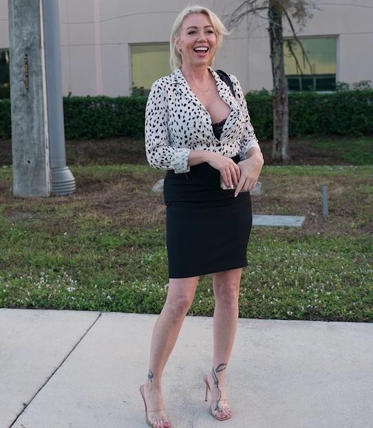 Chloe Adams - Business Woman Fucks on The Bus  FullHD 1080p/HD 720p