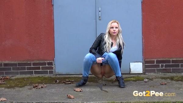 Peeing on the lookout (1080p)