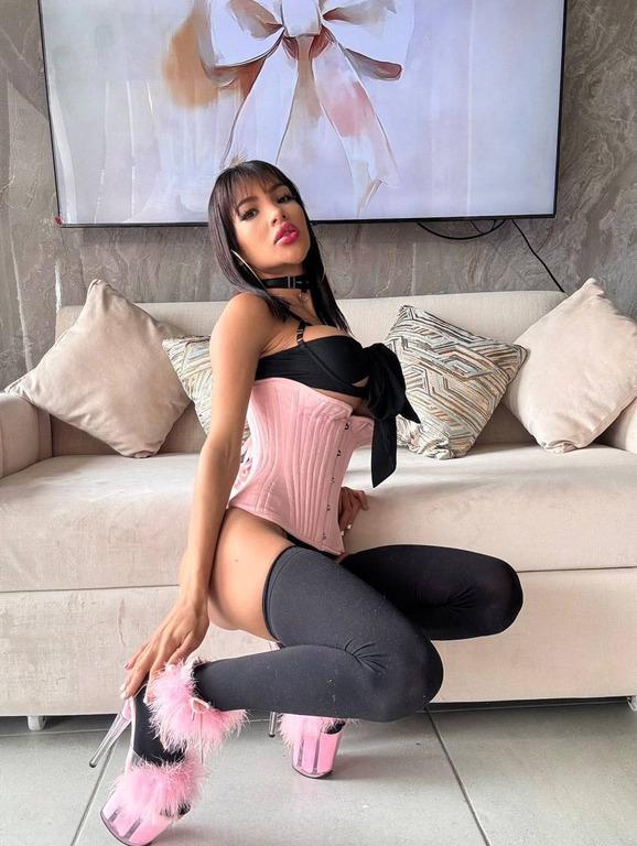 Lenis Diamond and ImbarbieLu in a hot game in 1 2 for one FullHD 1080p/HD 720p