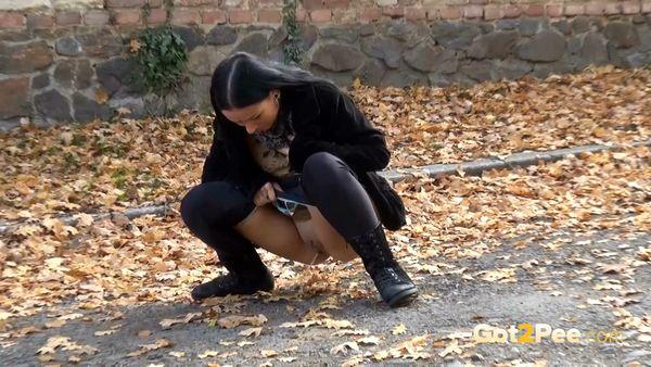 She needs to take a pee urgently! (1080p)