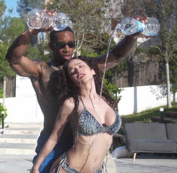 Geisha Kyd - Me follo a Geisha Kyd en la piscina y le hago squirt todo el rato. Como folla la guarra de rico  FullHD 1080p/HD 720p