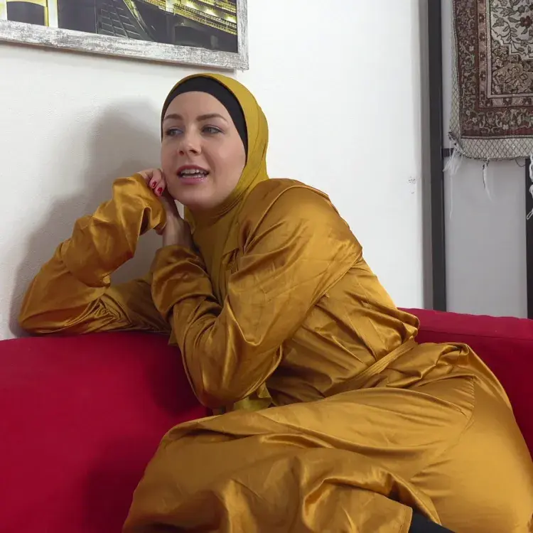 Alecia Fox, Stanley Johnson - Horny yellow hijab on red sofa FullHD 1080p