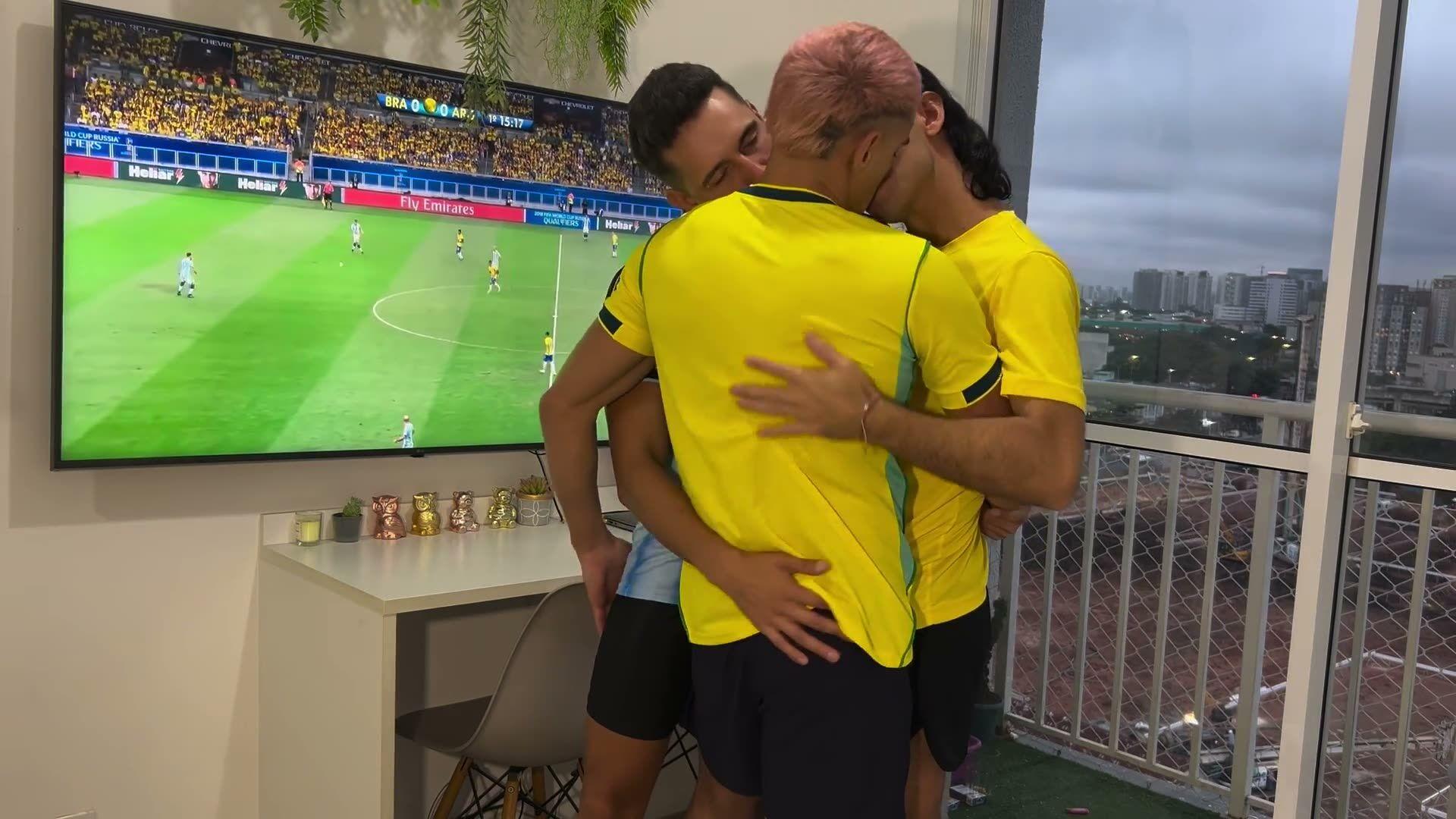 GayNetwork - Kallelxx - The Soccer Night Turns Into a Gay Threesome Between Latinos - FullHD/1080p