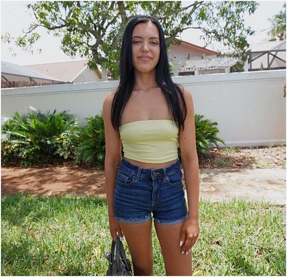 Bella Noir - Personal Trainer Takes Cock On The Bus FullHD 1080p