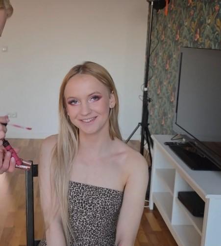 Molly - Kręcimy pornola FullHD 1080p