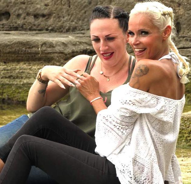 Sophie Logan, Jolina Sun - Zwei Frauen Teilen Sich Einen Glücklichen Typen Im Freien FullHD 1080p