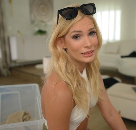 Candee Licious - Anal Fun with My Hot Landlady, she needs to calm down, she needs to unwind, and what better tool to use than the one I can provide FullHD 1080p